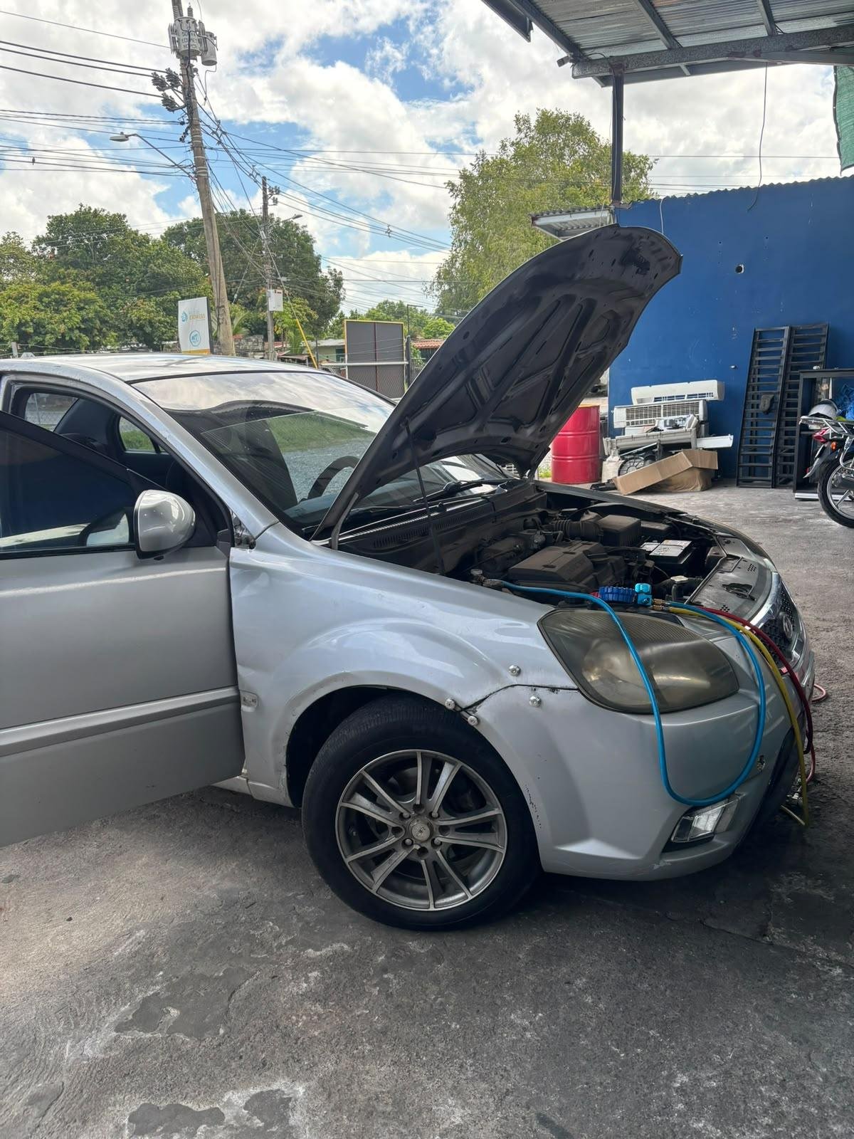 Vehículo en el taller de Refri Express con el aire acondicionado conectado a los manómetros