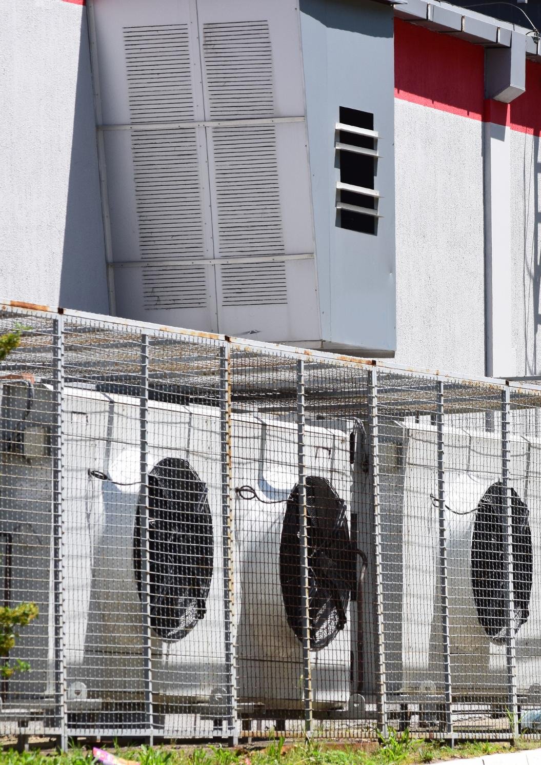 Equipos de aire acondicionado industrial instalados en azotea