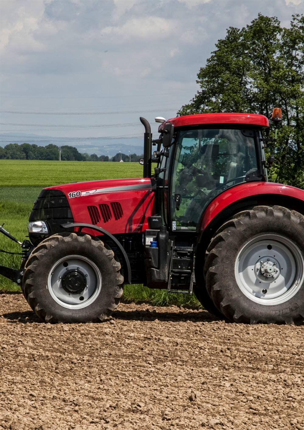 Tractor agrícola con cabina climatizada en un campo